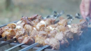 açık ızgara kebap barbekü kadar yakın . Ateşte hazırlanan domuz eti.