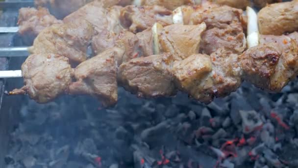 屋外グリルでケバブバーベキューをクローズアップ 火の上で調理された豚肉 — ストック動画
