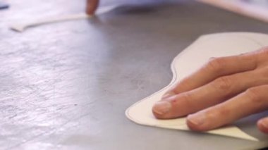 stüdyoda ayakkabıcı veya terzi iş süreçleri