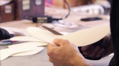 stüdyoda ayakkabıcı veya terzi iş süreçleri