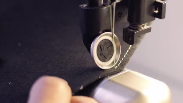 鞋匠或裁缝工作流程在工作室 — 图库视频影像