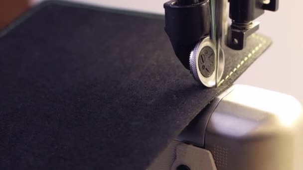 鞋匠或裁缝工作流程在工作室 — 图库视频影像