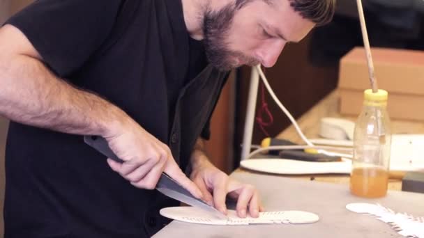 鞋匠的肖像或裁缝工作流程在工作室 — 图库视频影像