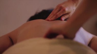masaj sürecinin yakın. Kadın elleri spa masaj yapmak.