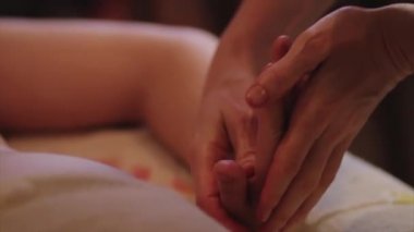 masaj sürecinin yakın. Kadın elleri spa masaj yapmak.
