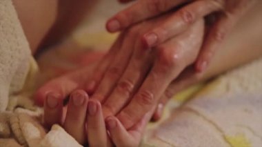 masaj sürecinin yakın. Kadın elleri spa masaj yapmak.