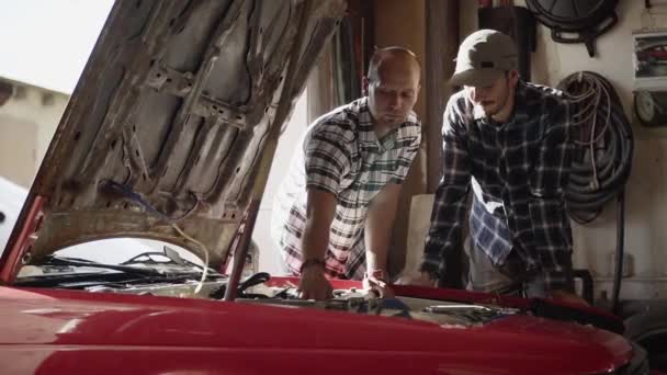 Dos Mecánicos Motor Del Coche Reparación Del Garaje Taller — Vídeo de stock