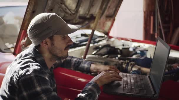 Dois Mecânicos Motor Carro Reparo Garagem Sala Trabalho — Vídeo de Stock