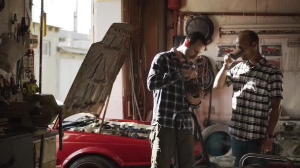 Dos Mecánicos Motor Del Coche Reparación Del Garaje Taller — Vídeo de stock