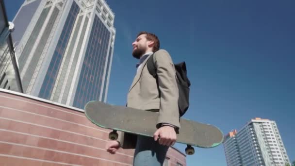 Unga Skäggiga Manliga Affärsman Rida Skateboard Utomhus — Stockvideo