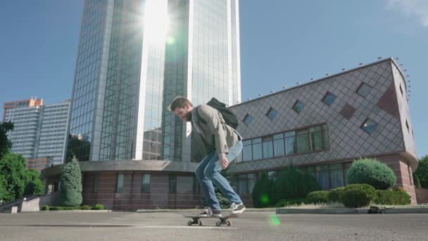 Unga Skäggiga Manliga Affärsman Rida Skateboard Utomhus — Stockvideo