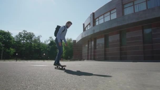 Jeune Homme Affaires Barbu Monter Sur Skateboard Plein Air — Video