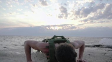 Genç sakallı atlet ağırlıklı yelek ile açık havada eğitim, askeri plaka taşıyıcı ile egzersiz