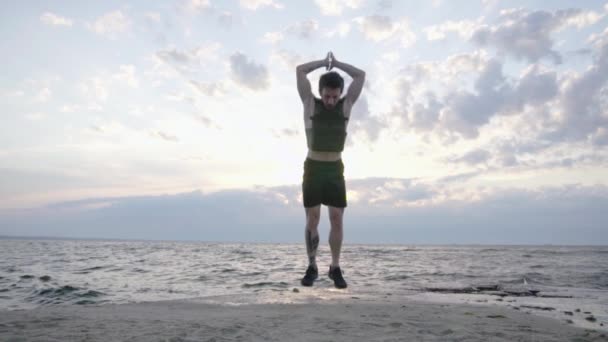 Молодой Бородатый Спортсмен Тренируется Открытом Воздухе Взвешенным Жилетом Упражнения Носильщиком — стоковое видео