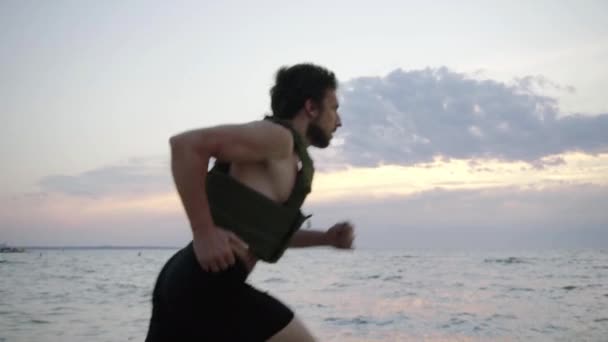 Joven Atleta Barbudo Entrenamiento Aire Libre Con Chaleco Ponderado Ejercicio — Vídeo de stock