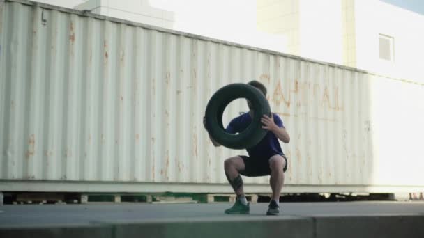 Junge Bärtige Männer Machen Übungen Mit Autoreifen Freien Industriellen Oder — Stockvideo