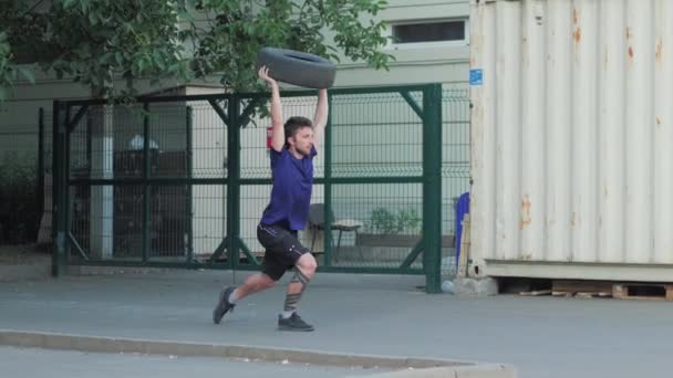 Jovem Barbudo Masculino Fazer Exercícios Com Pneu Carro Livre Fundo — Vídeo de Stock