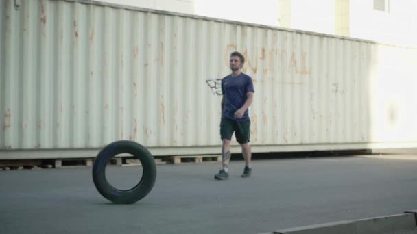 Νέοι Μούσι Αρσενικό Κάνουν Ασκήσεις Ελαστικά Αυτοκινήτων Εξωτερικούς Χώρους Βιομηχανικό — Αρχείο Βίντεο