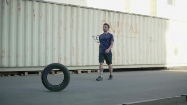 Jonge Bebaarde Man Doen Oefeningen Met Autoband Buitenshuis Industriële Stedelijke — Stockvideo