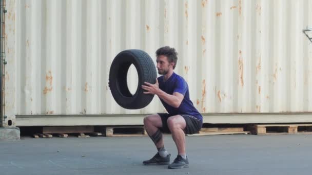 Jeune Homme Barbu Faire Des Exercices Avec Pneu Voiture Extérieur — Video