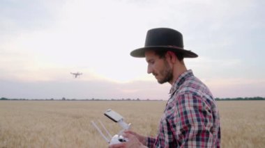 Yaz buğday tarlalarında drone ile çiftçi çalışması