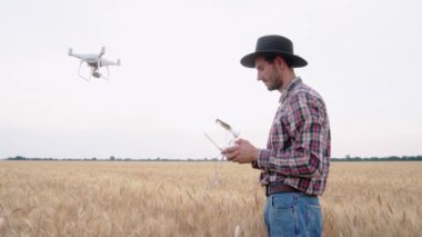 Yaz buğday tarlalarında drone ile çiftçi çalışması