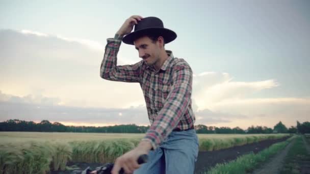 Молодий Чоловік Фермер Капелюсі Їде Велосипеді Пшеничному Полі — стокове відео