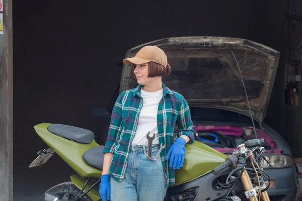 Mecánica Femenina Que Fija Coche Garaje — Foto de Stock