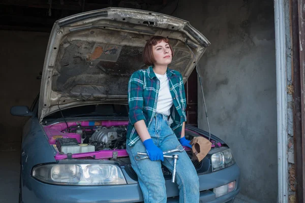 Mecánica Femenina Que Fija Coche Garaje — Foto de Stock