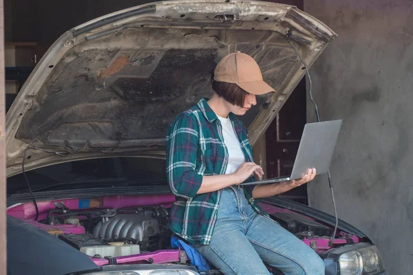 Vrouwelijke Mechanic Fixing Auto Een Garage — Stockfoto
