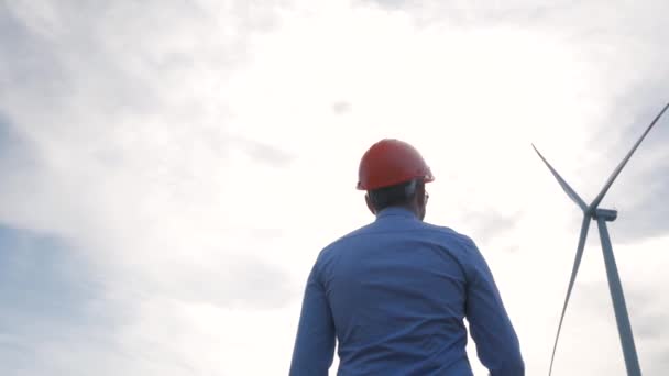 Maschio Lavoratore Casco Guardando Sulla Turbina Eolica — Video Stock