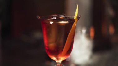 Karanlık ışıkta iş yerinde barmenlerin yakın çekim