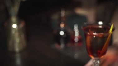 Karanlık ışıkta iş yerinde barmenlerin yakın çekim