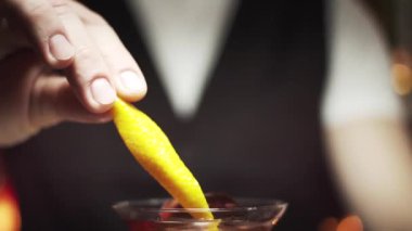 Karanlık ışıkta iş yerinde barmenlerin yakın çekim