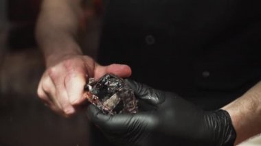 Karanlık ışıkta iş yerinde barmenlerin yakın çekim