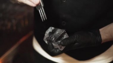 Karanlık ışıkta iş yerinde barmenlerin yakın çekim