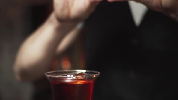 Närbild Bartenders Jobbet Mörkt Ljus — Stockvideo