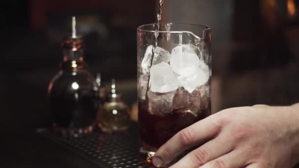 Karanlık Işıkta Yerinde Barmenlerin Yakın Çekim — Stok video
