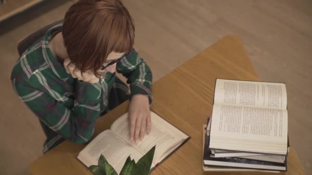 Young Redhead Woman Glasses Read Book Library — Stock Video