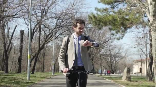 Takım Elbiseli Genç Adamı Kravat Sırt Çantası Elektrikli Scooter Sürme — Stok video