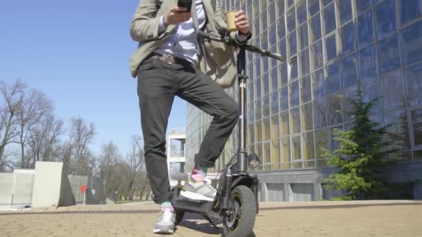 Jovem Homem Negócios Terno Gravata Mochila Montando Scooter Elétrico Moderno — Vídeo de Stock