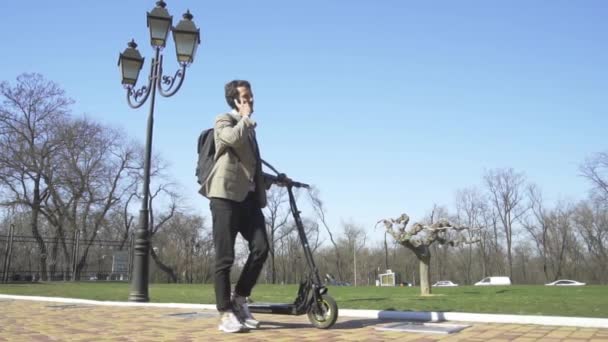 Young Business Man Pak Stropdas Rugzak Rijden Elektrische Scooter Moderne — Stockvideo