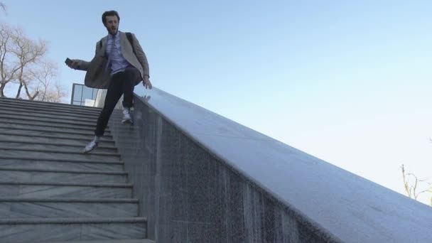 Νέος Άντρας Επιχειρηματίας Σακίδιο Τρέχουν Στις Σκάλες Εξωτερικούς Χώρους Και — Αρχείο Βίντεο