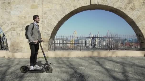 Young Business Man Pak Stropdas Rugzak Rijden Elektrische Scooter Moderne — Stockvideo