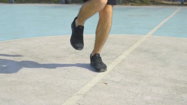 Jovem Treinando Com Corda Salto Livre Dia Ensolarado — Vídeo de Stock