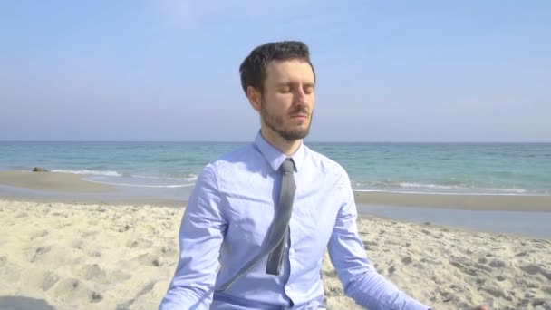 Ung Manlig Affärsman Slappna Stranden Soliga Dagar Göra Meditation Lotus — Stockvideo