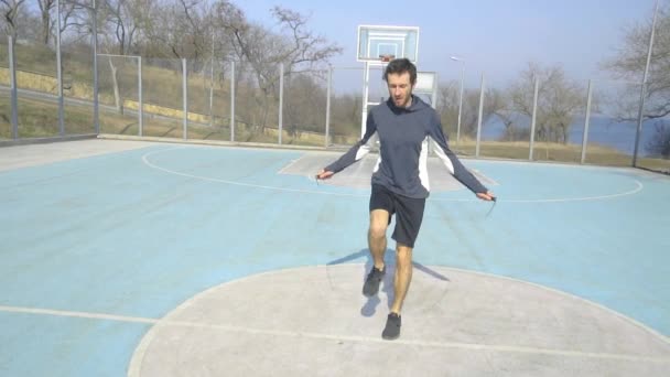 Junger Mann Trainiert Bei Sonnigem Wetter Freien Mit Springseil — Stockvideo