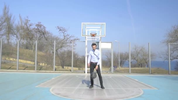 Young Business Man Pak Stropdas Spelen Basketbal Alleen Buitenshuis Zonnige — Stockvideo