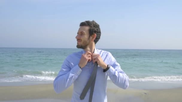 Joven Hombre Negocios Feliz Traje Caminando Playa Verano Quitándose Corbata — Vídeo de stock