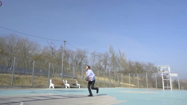 Takım Elbiseli Kravatlı Genç Adamı Güneşli Bir Günde Açık Havada — Stok video